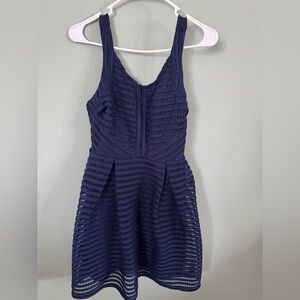 Traje corto color azul.